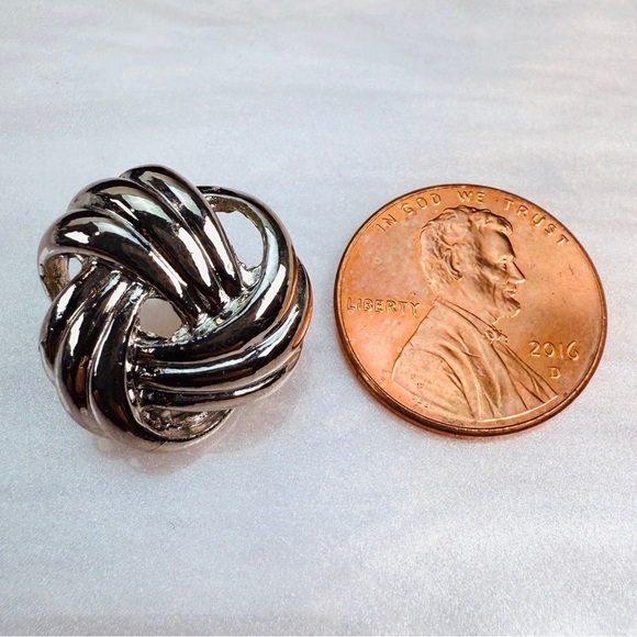 Pretty vintage Silvertone knot weighted pierced earrings - Picture 5 of 7